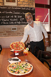 zwei Pizzen im Angebot z.B. beim des L'Angolo della Pizza (Foto: Martin Schmitz)